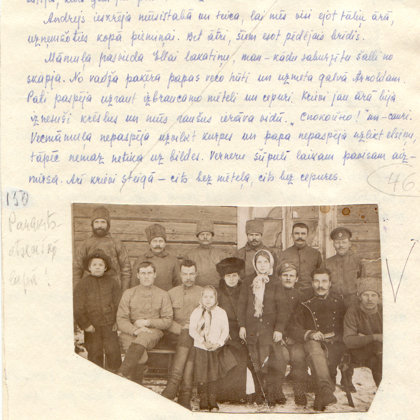 1918.gads - steidzīga bilde kopā ar krievu karavīriem pie mājas. Krievu karaspēks atkāpjas