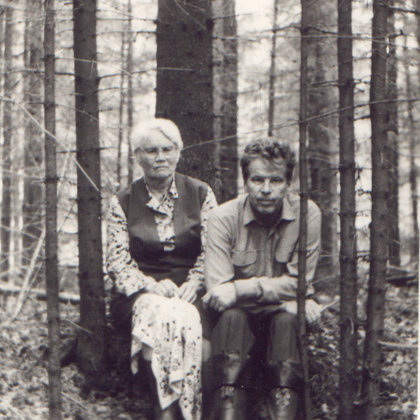 M.Vanaga ar dēlu Alni pie Amatas 20.gs.70.gados