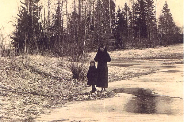Melānija Vanaga ar dēliņu Alni "Sermuļos" apt. 1936.gadā