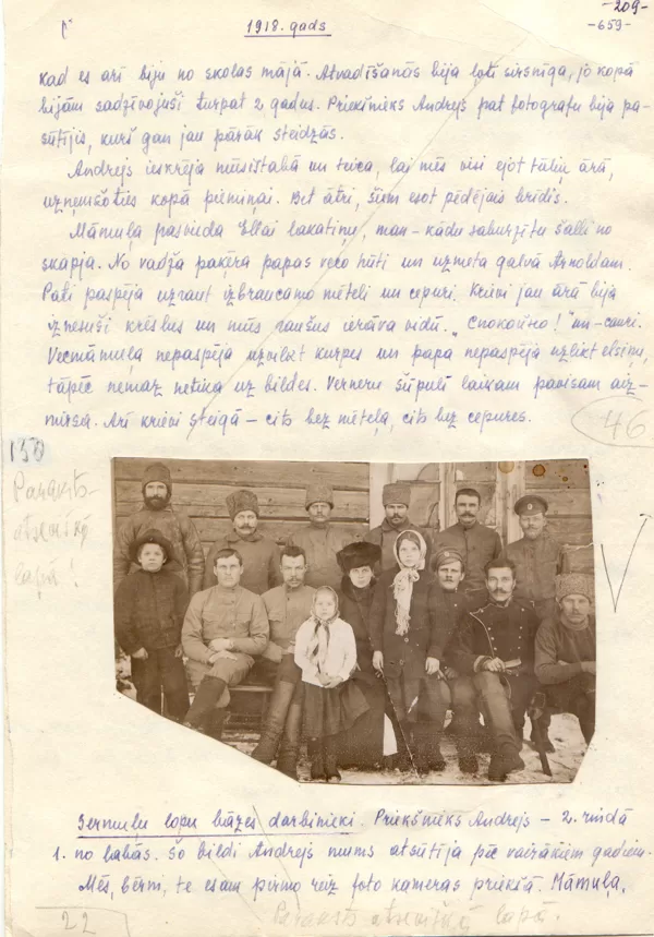 1918.gads - steidzīga bilde kopā ar krievu karavīriem pie mājas. Krievu karaspēks atkāpjas