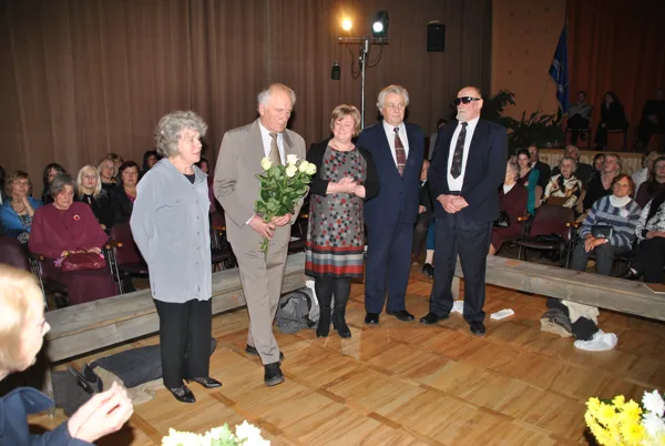Sibīrijas bērni - Inta, Andris, Amatas novada vadītāja E.Egīte, Dzintars un Guntis. 