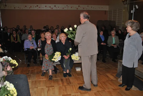 Andris Egītis saka paldies aktrisēm. 